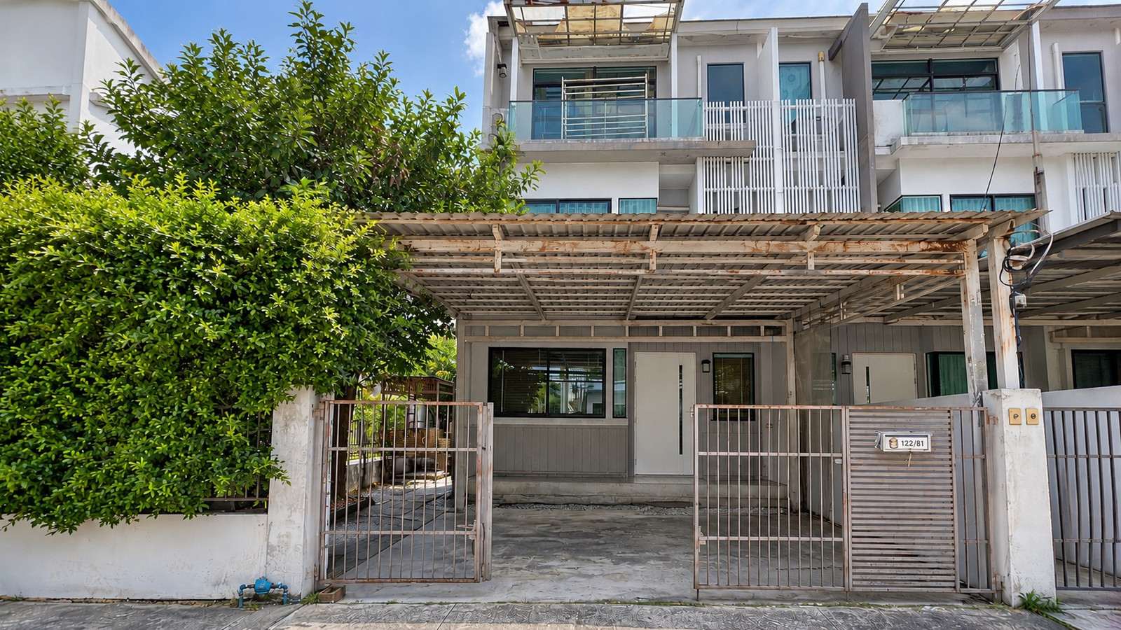 Townhome for sale, 3 floors, corner plot, prime location, next to Phutthabucha Road 36, no flooding. Tel 095 649 2654