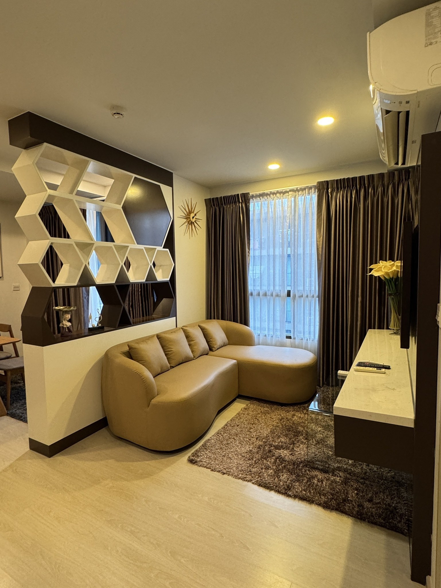 For rent, The Tree Sukhumvit 64, corner room, 1 bedroom + separate living room, 43 sq m, 7th floor, near BTS Punnawithi,  will let it out himself.