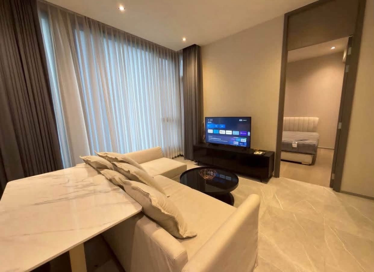 🏙️ FOR RENT | HYDE HERITAGE THONGLOR ✨ Luxury 1 Bedroom | 45 SQ.M. | 12th Floor 📍 Hyde Heritage Thonglor 🚝 Near BTS Thonglor 🏢 12th Floor 📐 45 SQ.M. 🛏️ 1 Bedroom 🛁 1 Bathroom 🛋️ Fully Furnished 💰 Rent: 50,000 THB/month 🤝 Negotiable 📄 1-Year