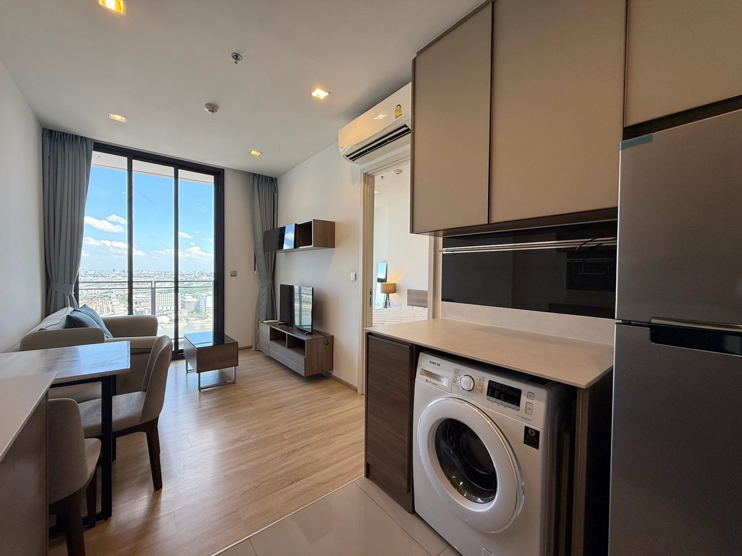 For rent, 1 bedroom, high floor