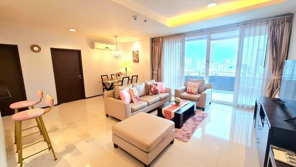 ให้เช่าเซอร์วิสอพาร์ตเมนต์แบบ 2 ห้องนอน (ยูนิต 2201) ชั้น 20 ที่ Piyathip Place พื้นที่กว้างขวางถึง 173 ตารางเมตร ประกอบด้วย 2 ห้องนอน 2 ห้องน้ำ และห้องแม่บ้าน