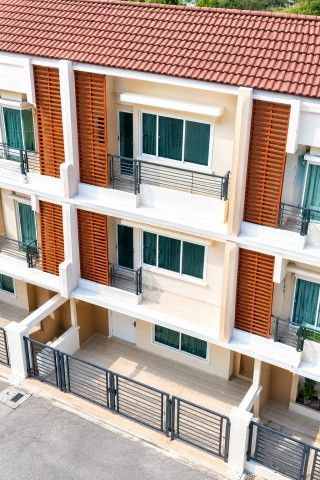 On Nut-Lat Krabang Road just 600 m. from Wat Lan Bun Market. 3-story townhome located 350 m.from Robinson Lat Krabang. Features 3 bed 3
