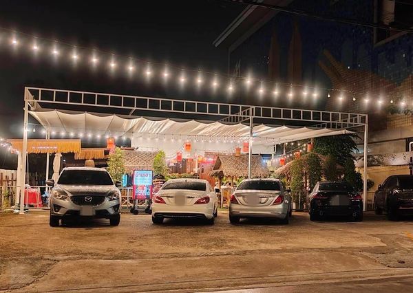 Restaurant for rent Kaset Nawamin area Soi Prasertmanukit 33, there is parking in front of the store. There is a canvas roof that opens and closes automatically.