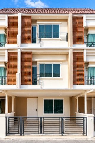 3-story townhome located 350 m.from Robinson Lat Krabang. Features 3 bed 3 bath 20 sq.w. land plot a