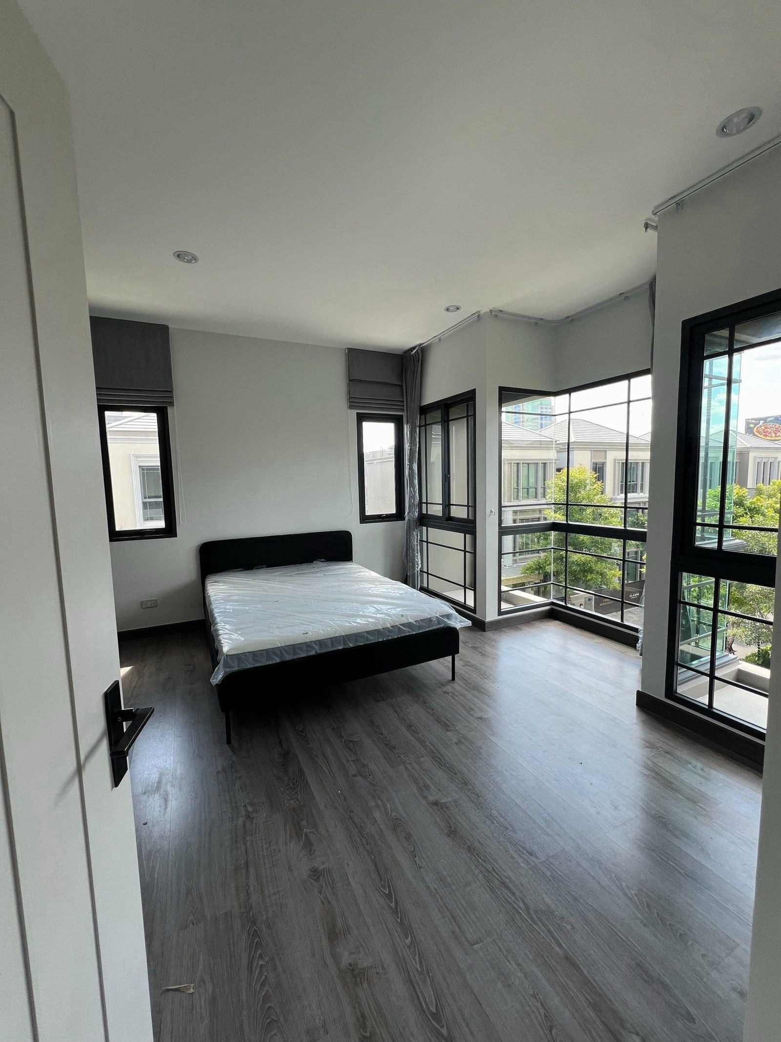 🩷Baan Klang Muang CLASSE Ratchayothin - Garnet A house style (3 bedrooms, 4 bathrooms, 1 living room, 1 kitchen, 2 parking spaces). Available 1 Jan 70. Interested line @900cqqhk tel 0859114585. - Usable area: 238 sq m. - Land size: 44.4 sq m. - Rent 120,0 – รูปที่ 3