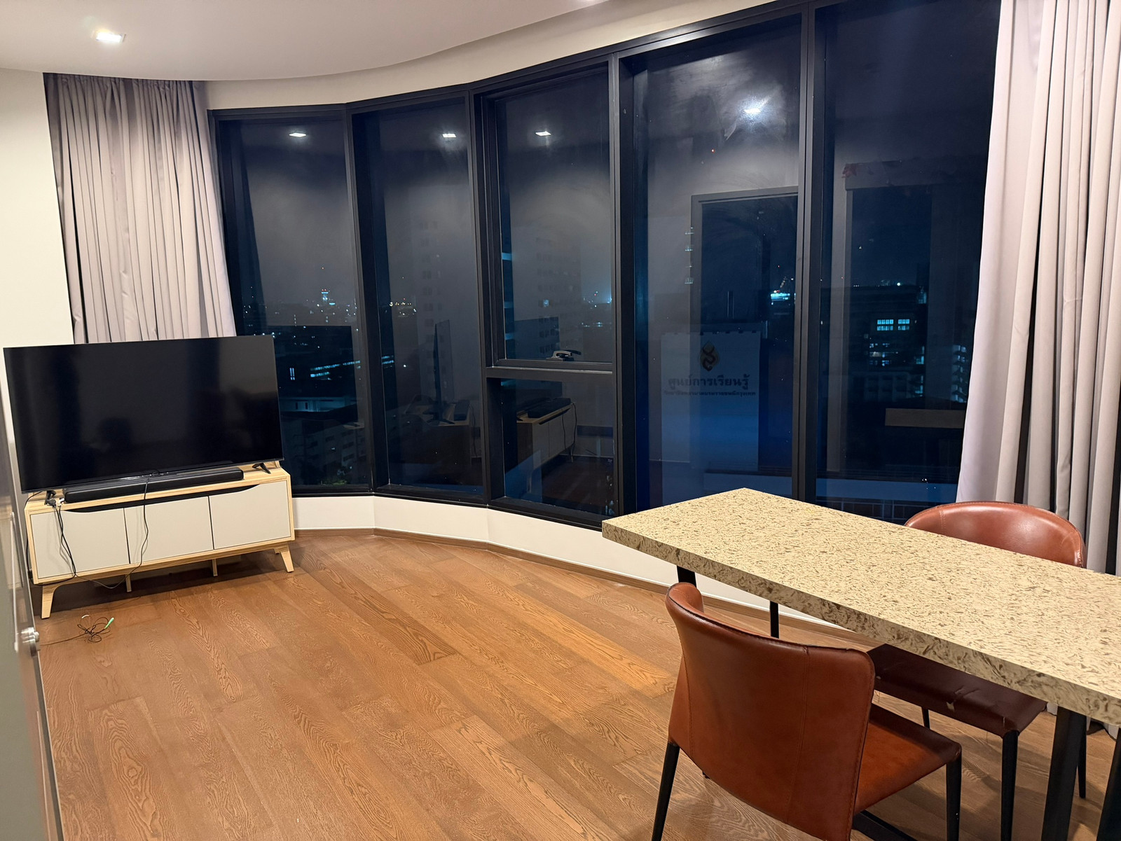 ว่างให้เช่าแล้ว 🔥Ideo Q Victory (ไอดีโอ คิว วิกตอรี) 2 Bed 2 Bath 61 SQM 43,000 THB/Month 🚄 BTS Victory Monument 🏙️✨ – รูปที่ 2