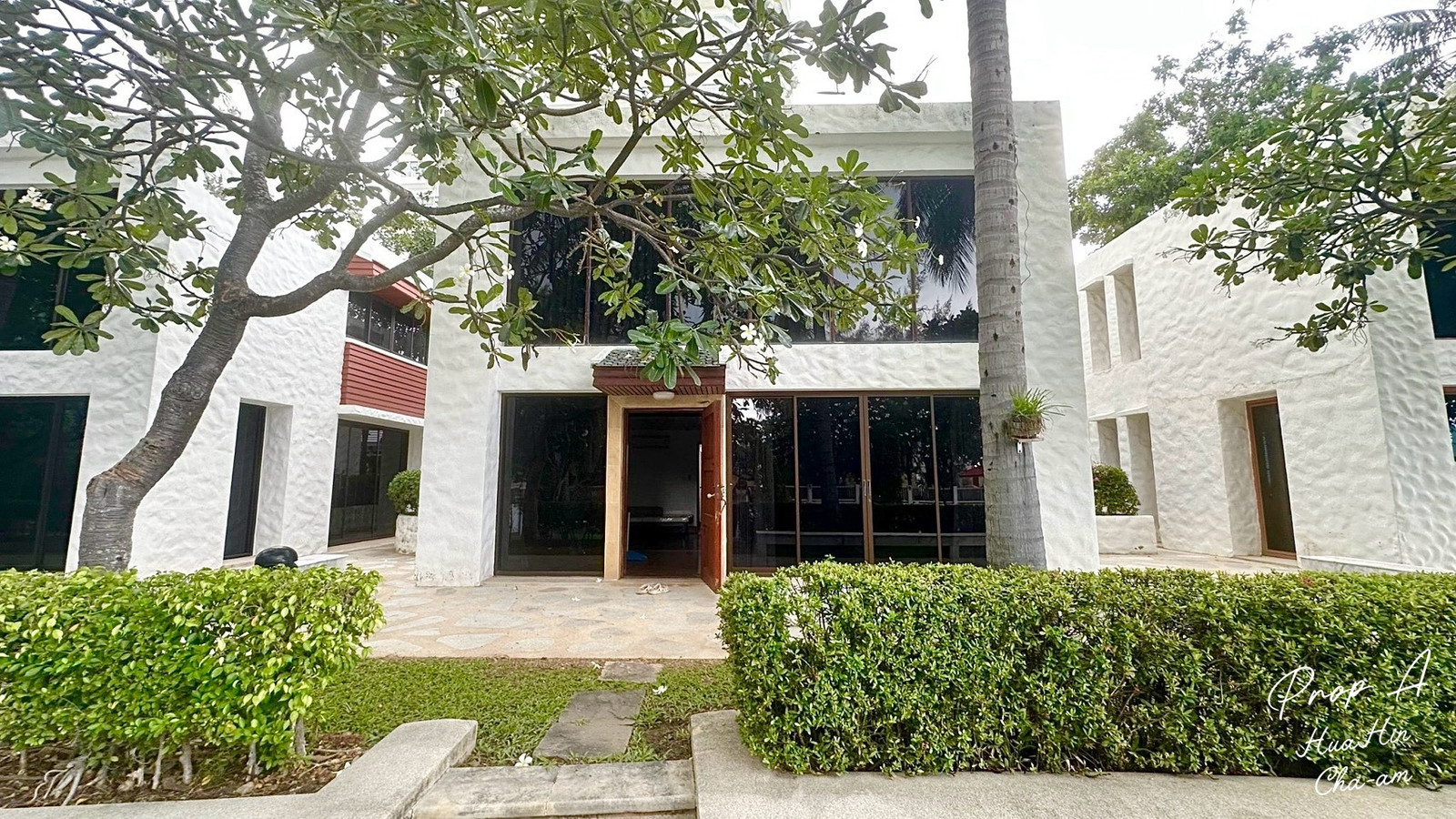 🏡 2-story detached house for sale next to the beach, Hua Hin. The first house has a sea view! 🌊