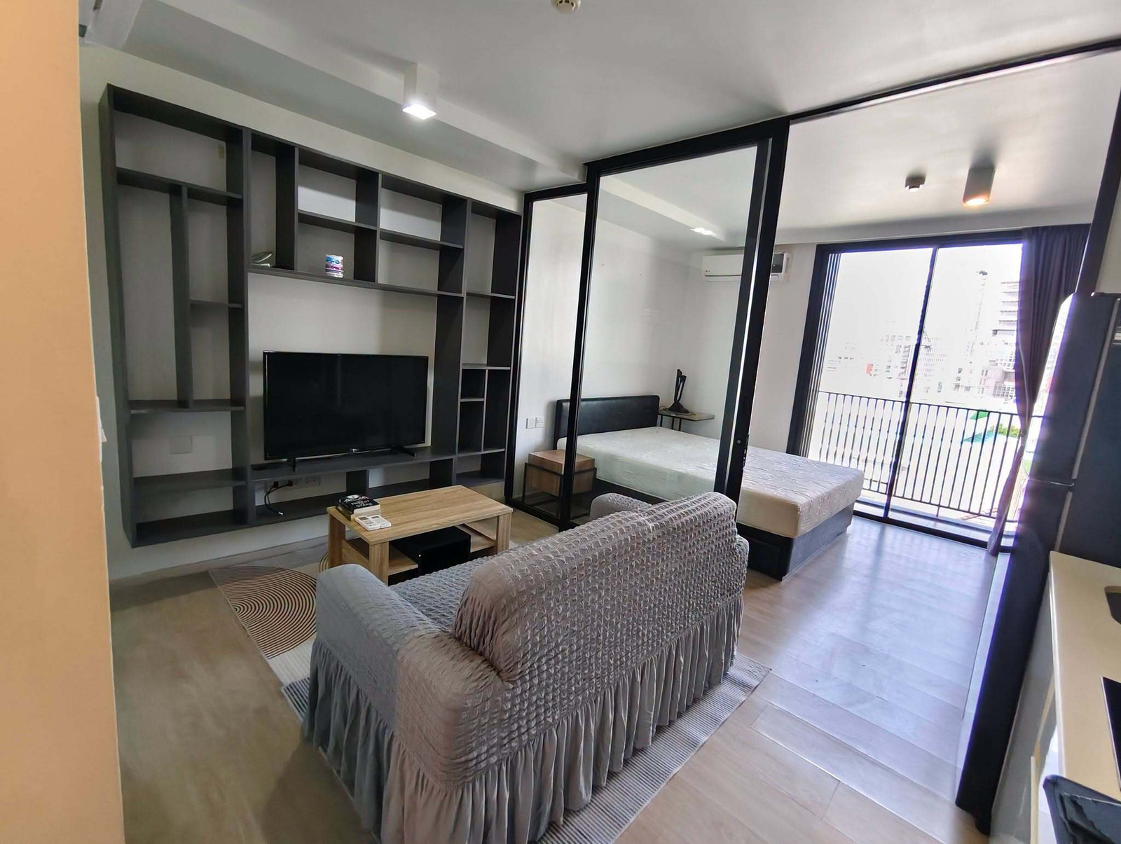 For rent Maestro 02 Ruamrudee, 8th floor.