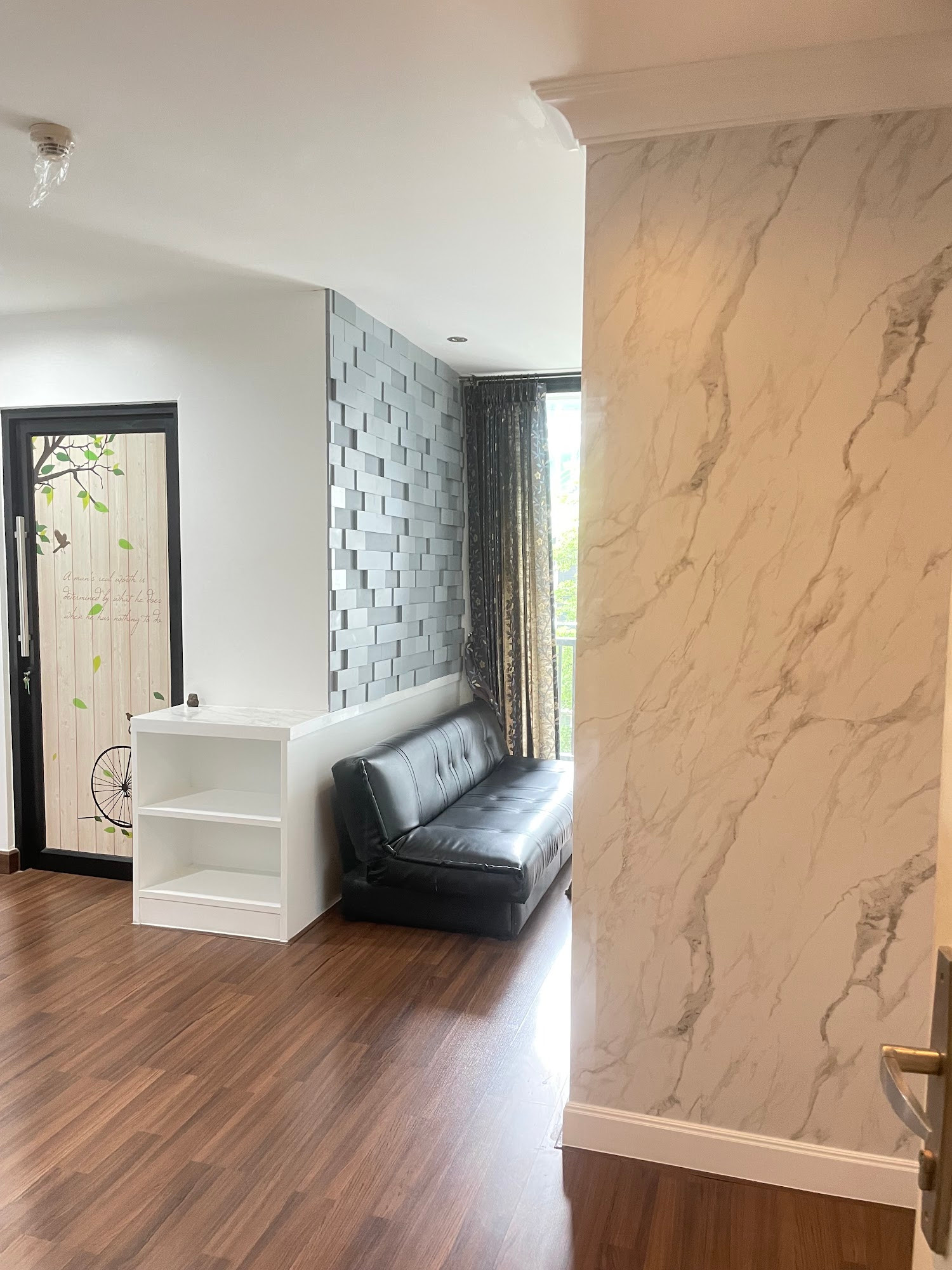 Urgent Condo for rent, D65 Condominium, good location in the heart of Ekamai, but a low rise condo, very peaceful, shady, beautiful room, good condition, ready to move in. – รูปที่ 2