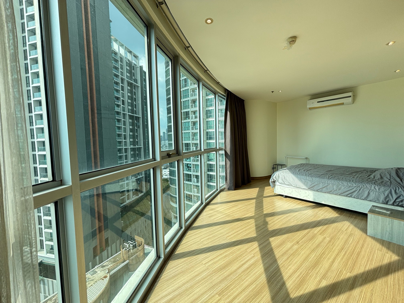 Rent 1bed 54sqm skywalk residences : 25,000 baht /month 