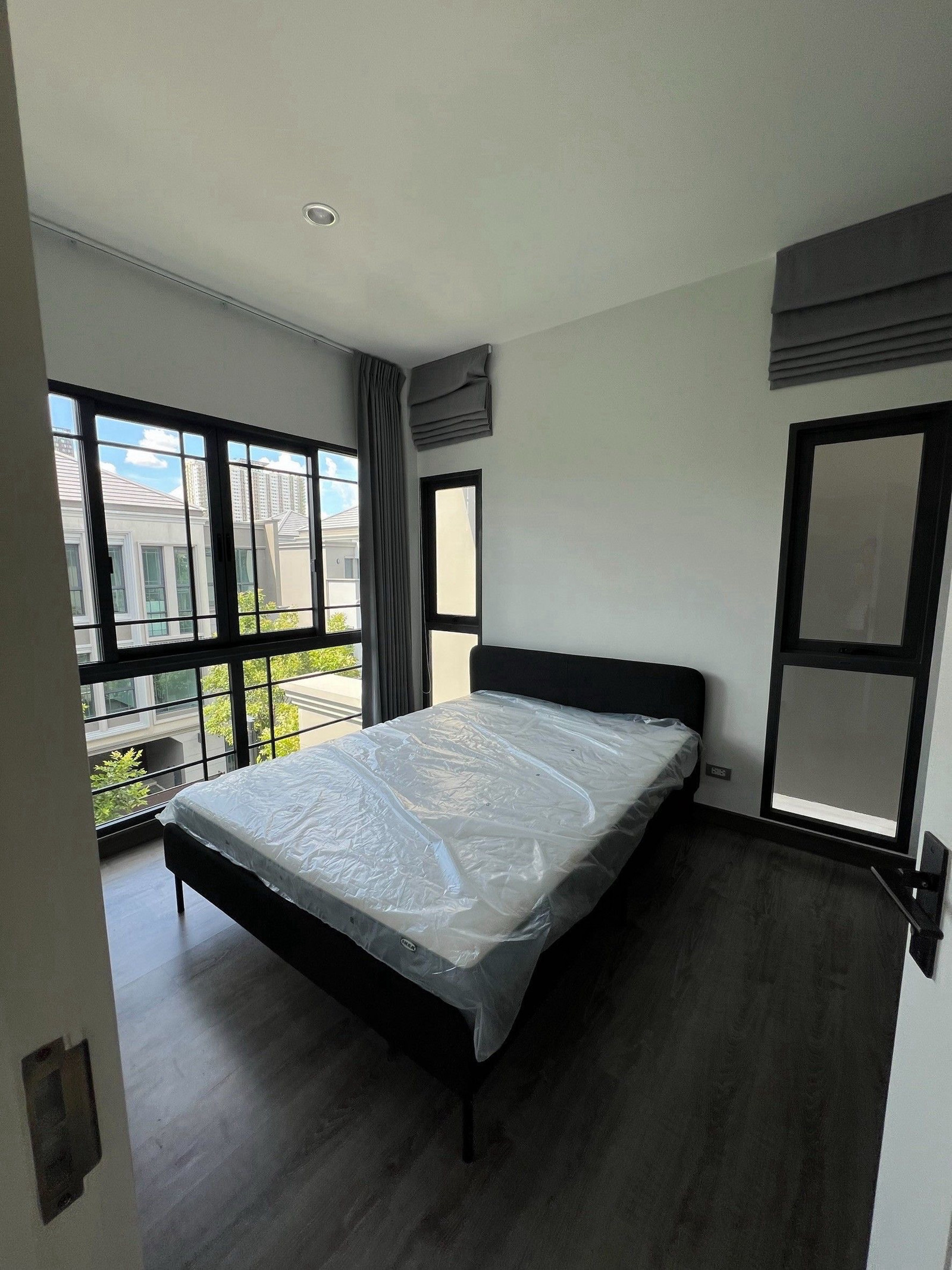 🩷Baan Klang Muang CLASSE Ratchayothin - Garnet A house style (3 bedrooms, 4 bathrooms, 1 living room, 1 kitchen, 2 parking spaces). Available 1 Jan 70. Interested line @900cqqhk tel 0859114585. - Usable area: 238 sq m. - Land size: 44.4 sq m. - Rent 120,0 – รูปที่ 4