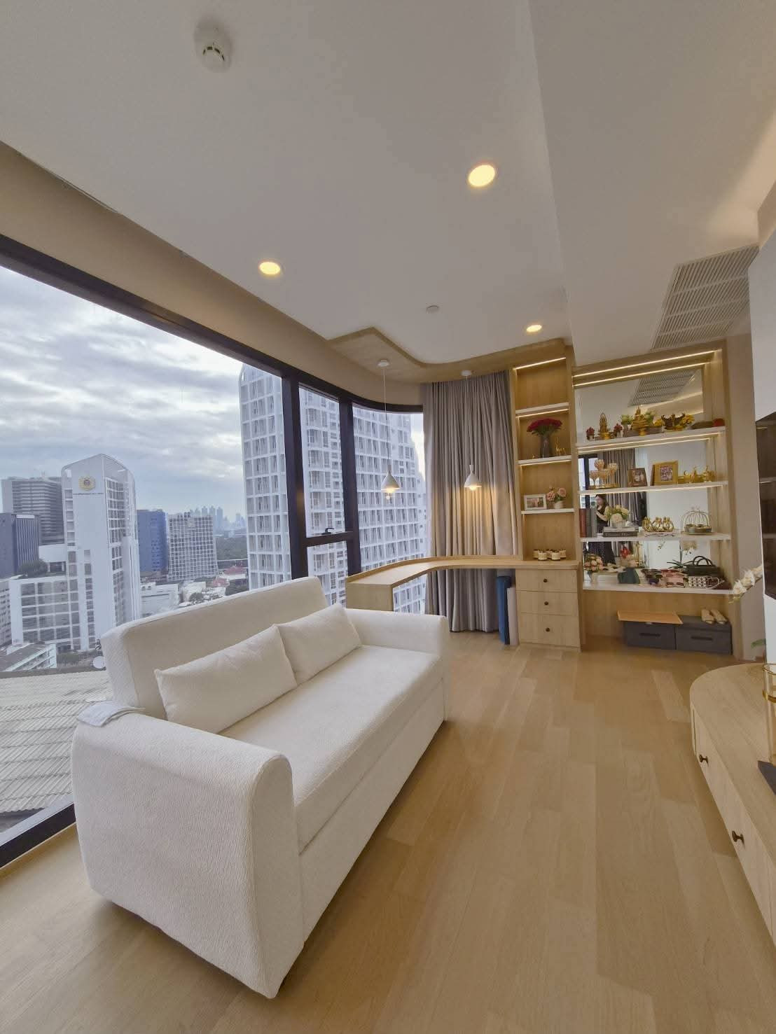 Ashton Chula-Silom, beautiful room, the  lives in it himself, has never rented it out, beautiful room, beautiful built-ins, beautiful view, not blocked.