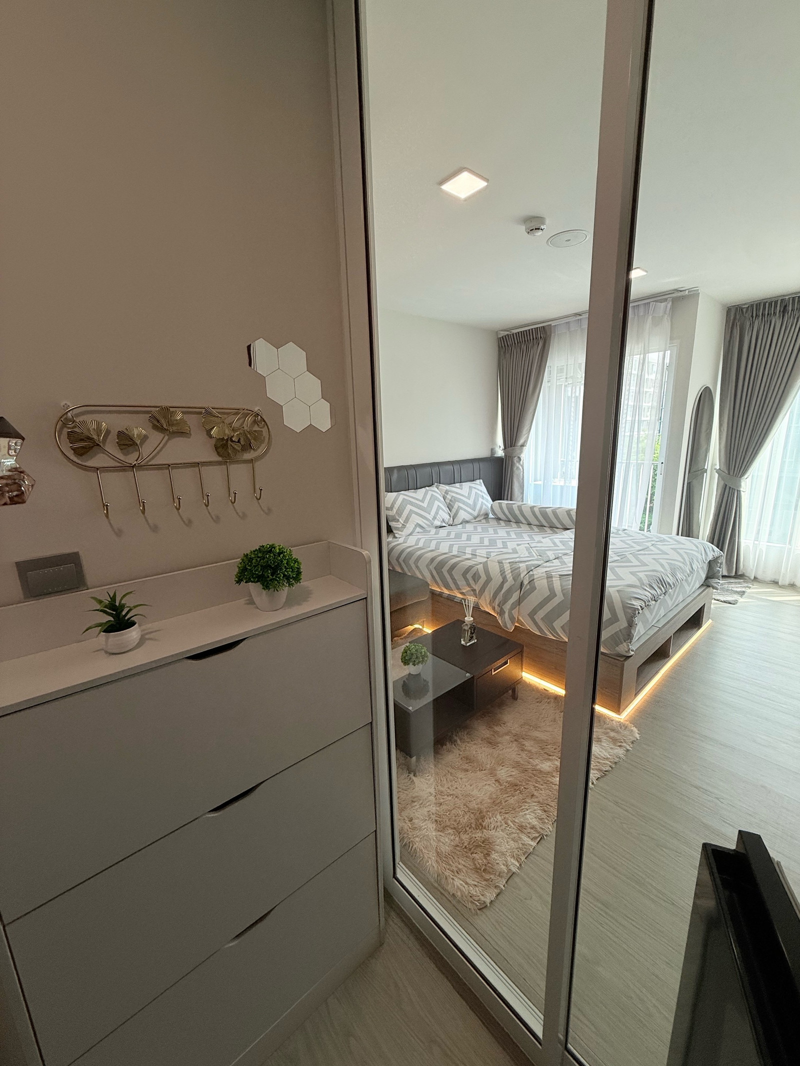 Decorated and ready to move in, first building next to the entrance and exit of the project. Convenient to contact Niti, easy to receive parcels Decorated and ready to move in, first building next to the entrance and exit of the project. Convenient to contact Niti, easy to receive parcels