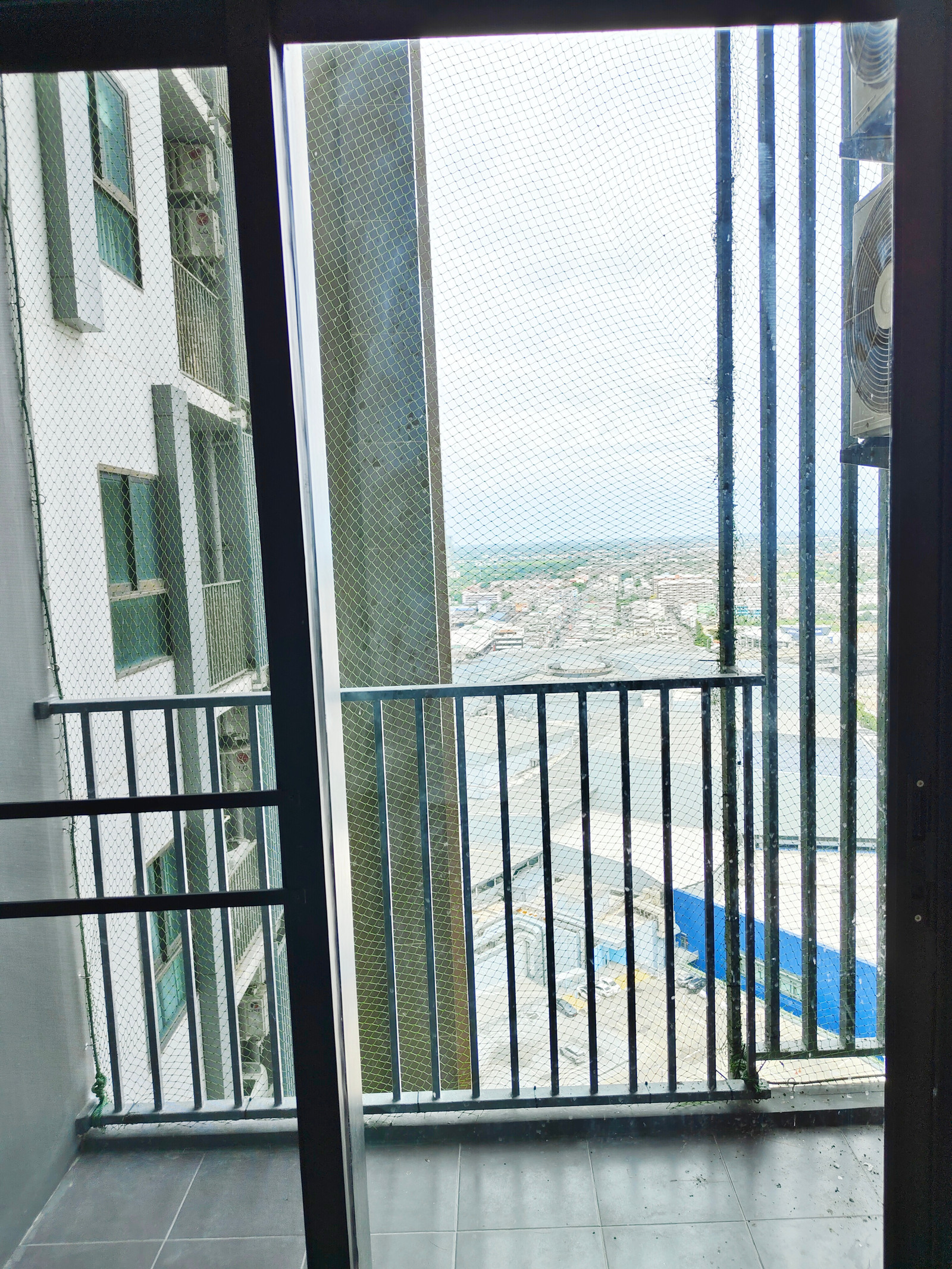 Condo for rent, Plum Central Station Phase 1, next to Central West Gate, near the MRT Purple Line, there is a shuttle from the condo to the MRT station, 1 bedroom, area 24.39 sq m, 31st floor, monthly rent 6,000 baht.