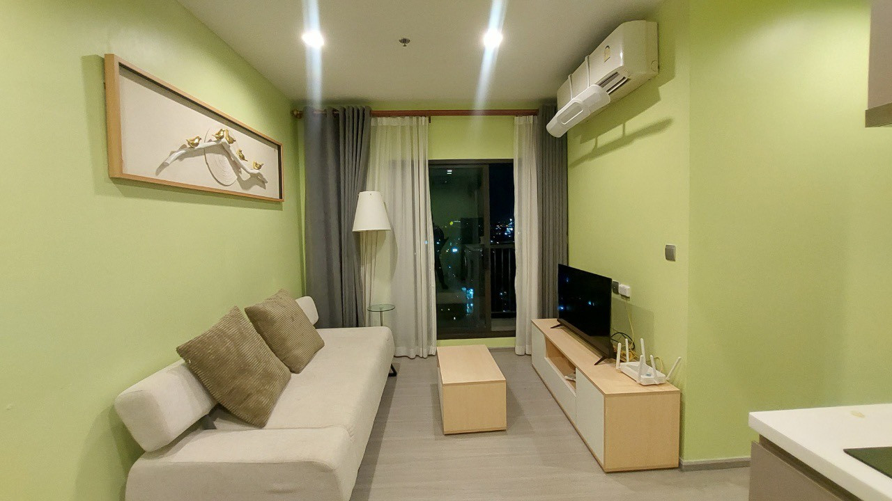 Condo for rent LIFE Sukhumvit 62, fully furnished condo, ready to move in, close to BTS Bang Chak only 200 meters. And near the entrance and exit point of Chalerm Mahanakorn Expressway!!