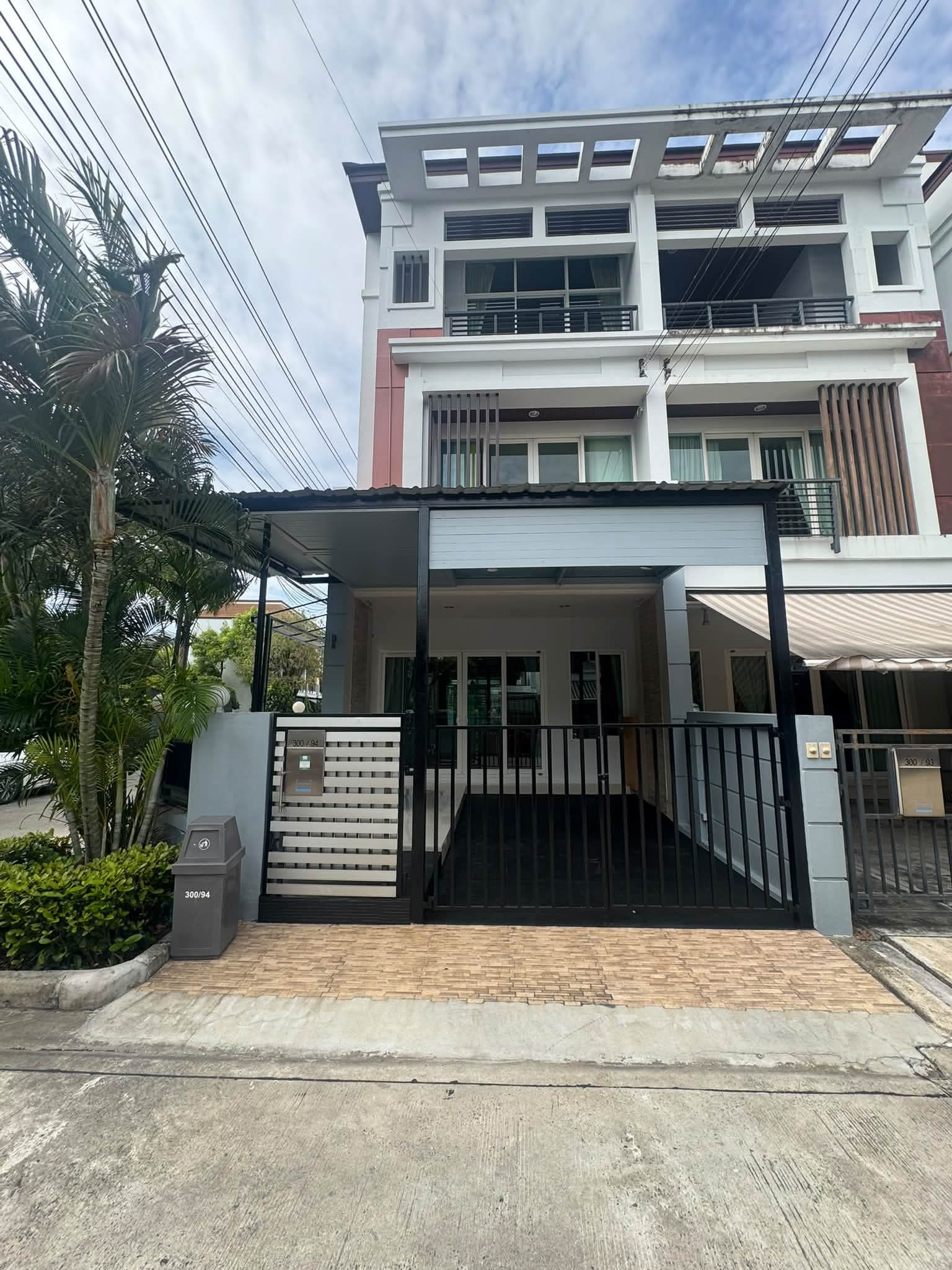 Location along Ramintra Expressway. Or Soi Pradit Manuntham 3, convenient to travel, suitable for both home office and residence, 3-story townhome, corner house, near Saeng Chan Brewery. Ekkamai-Ramintra, near Town in Town, Big C Ladprao, near internation Location along Ramintra Expressway. Or Soi Pradit Manuntham 3, convenient to travel, suitable for both home office and residence, 3-story townhome, corner house, near Saeng Chan Brewery. Ekkamai-Ramintra, near Town in Town, Big C Ladprao, near internation