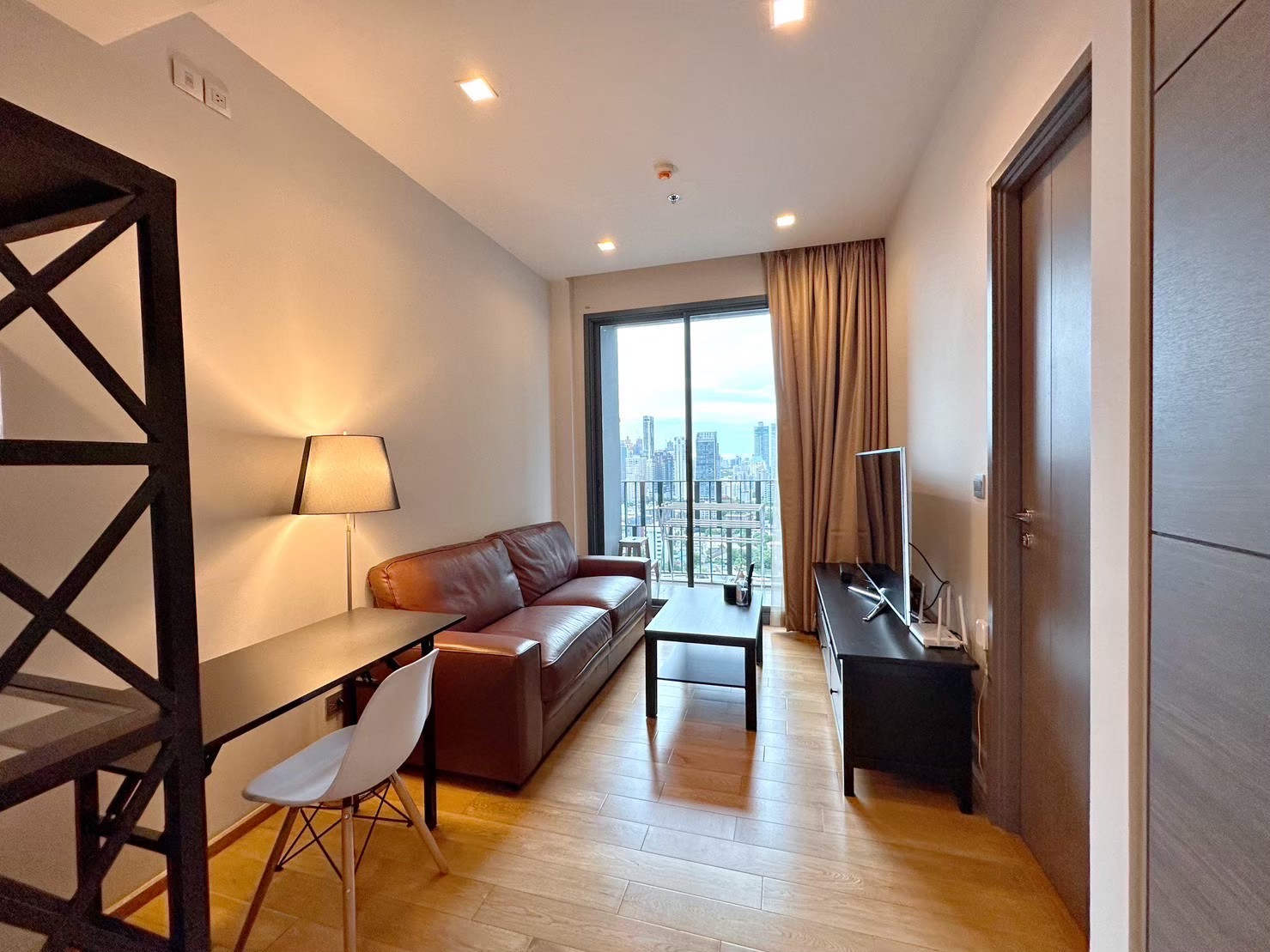 Luxurious 1 bedroom condo, panoramic city view, fully furnished, ready to move in, experience a superior life in the heart of the city.