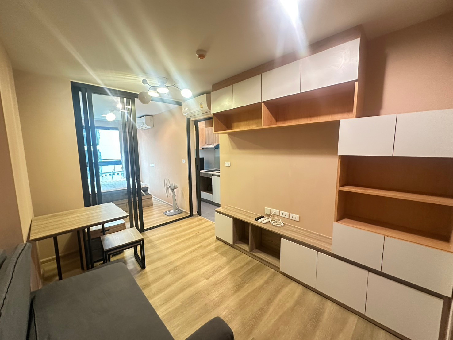 🏡 For rent The Excel Sukhumvit 71 📍BTS Phra Khanong💰 Rent only 12,500 baht/month 🏢 4th floor 📐 Size 29 sq m, newly renovated room Beautiful and unique!