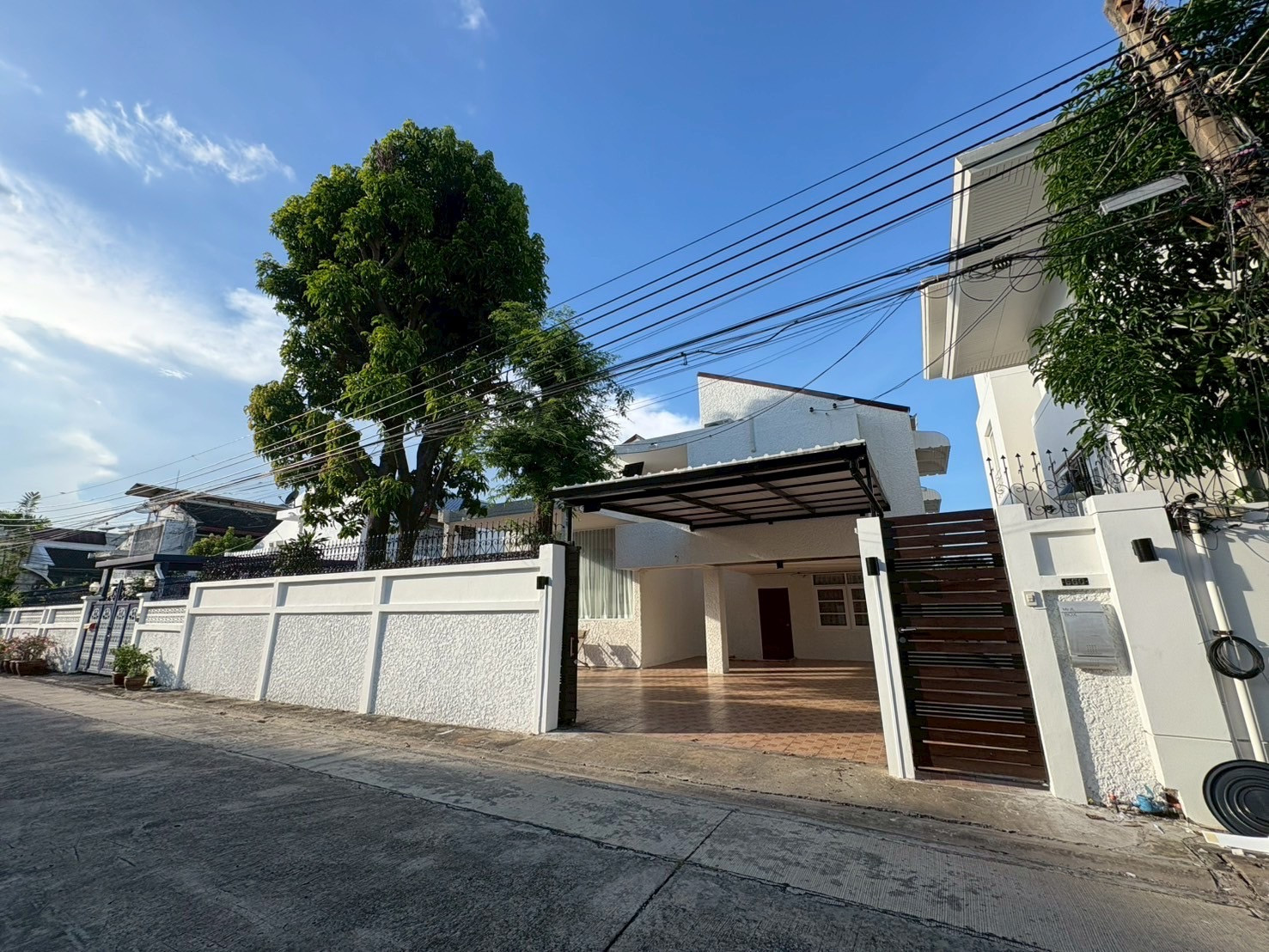 ให้เช่า Luxury Pool Villa รัชดา | 5 ห้องนอน | Private Pool | 500 ตร.ม. | ใกล้ MRT ห้วยขวาง ให้เช่า Luxury Pool Villa รัชดา | 5 ห้องนอน | Private Pool | 500 ตร.ม. | ใกล้ MRT ห้วยขวาง