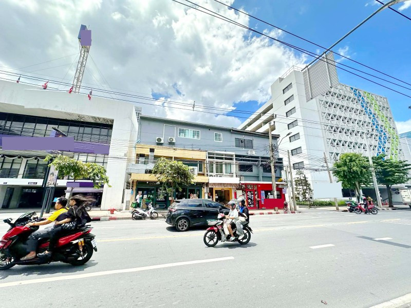 Commercial building for rent (2 units combined, 2 floors). Located between Ekkamai 11–19 and Thong Lo 10—just 440 meters from Donki Mall