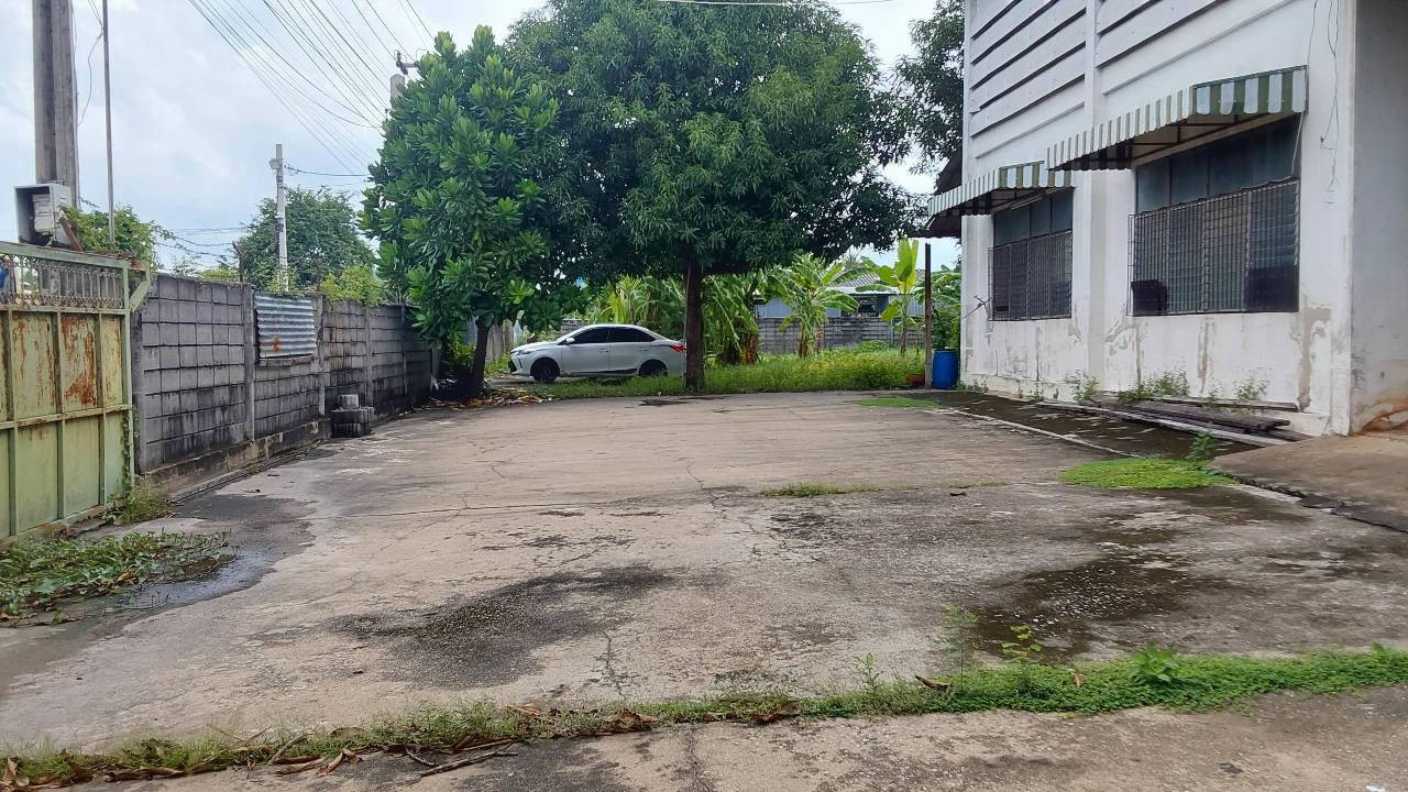 Urgent sale, land 1 rai 1 ngan + warehouse, enter Chitratana Village Soi 1.1 km, along Klong Lam Ri Road, Lahan Subdistrict, Bang Bua Thong District, Nonthaburi Province. Urgent sale, land 1 rai 1 ngan + warehouse, enter Chitratana Village Soi 1.1 km, along Klong Lam Ri Road, Lahan Subdistrict, Bang Bua Thong District, Nonthaburi Province.