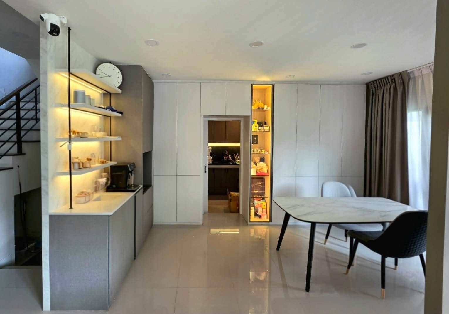 ​🏡โครงการ: เซนโทร อ่อนนุช-สุวรรณภูมิ (Centro Onnut-Suvarnabhumi) ​☔ ต่อเติมหลังคาหลังบ้าน เพิ่มพื้นที่ใช้สอยและกันแดดกันฝนได้เป็นอย่างดี ​✨งาน Built-in ตกแต่งสวยงาม ฟังก์ชันครบครัน: – รูปที่ 3