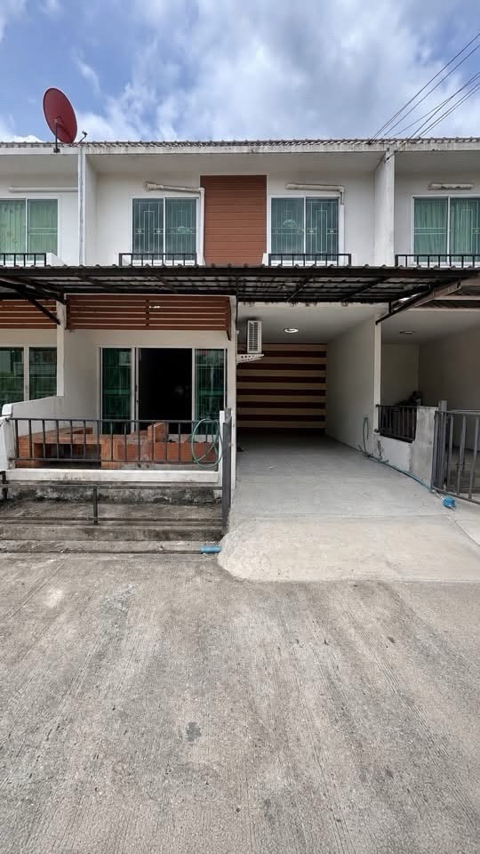 2-story townhome for rent, Areeya The Colors Chaengwattana–Tiwanon (3 bedrooms, 2 bathrooms) near Muang Thong Thani and Srisamarn Expressway. 2-story townhome for rent, Areeya The Colors Chaengwattana–Tiwanon (3 bedrooms, 2 bathrooms) near Muang Thong Thani and Srisamarn Expressway.