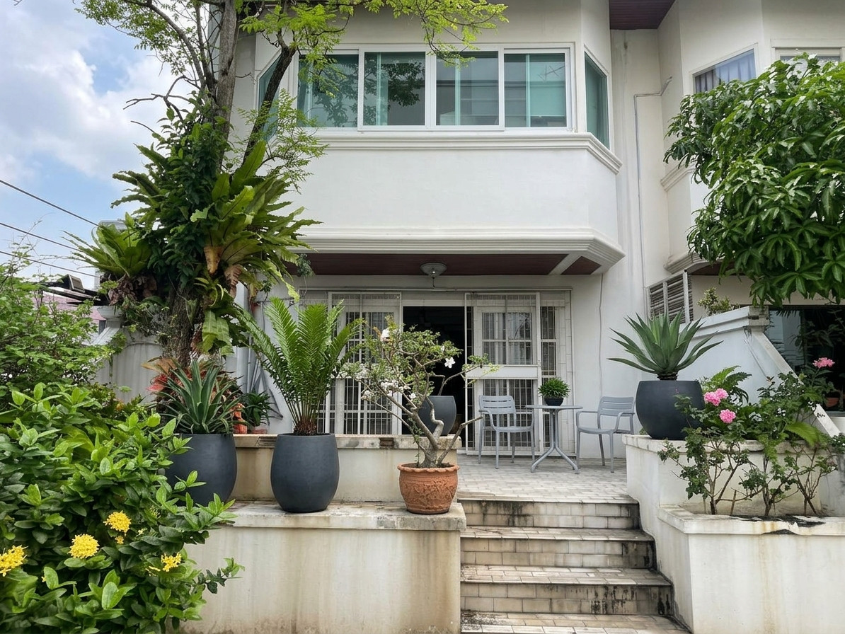 บ้านทาวน์โฮม ซอยทองหล่อ 25  3 ห้องนอน 5 ห้องน้ำ หมู่บ้านพร้อมพรรคเพลส (จํานวน 18 หลัง) สามารถทำโฮมออฟฟิศ ใกล้ สะดวก