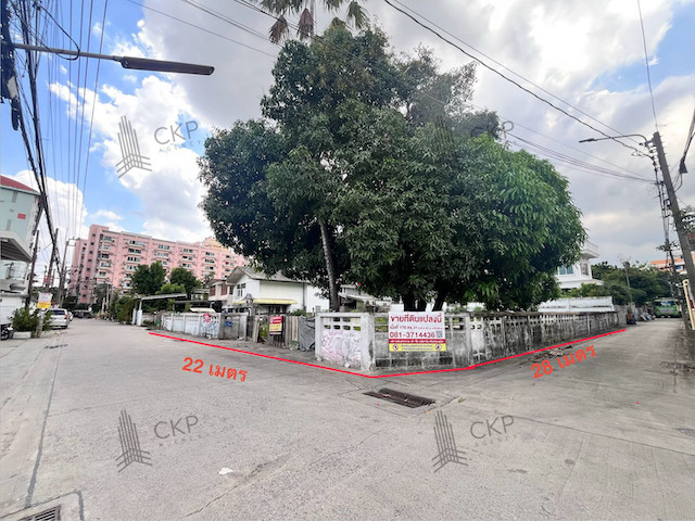 L260156 | Corner plot for sale in a prime location, Soi Lat Phrao 102. This 170-square-wah property is a beautiful corner lot situated in an urban residential and commercial area—an ideal choice for those looking for land to develop a business.