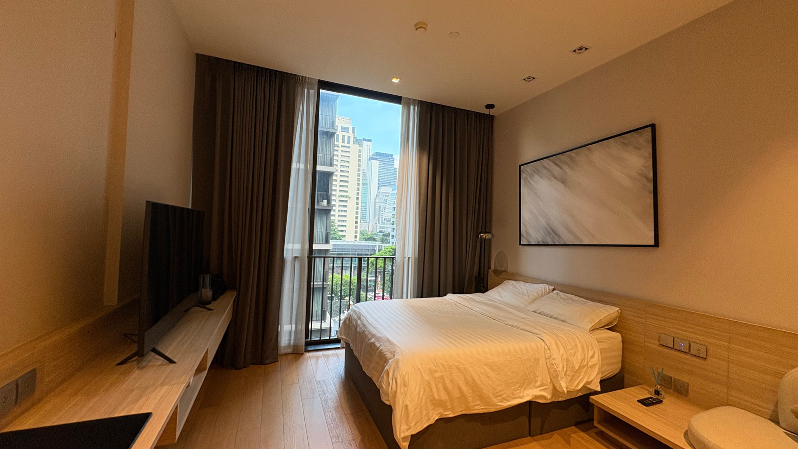 Luxury living, walking distance to Central World