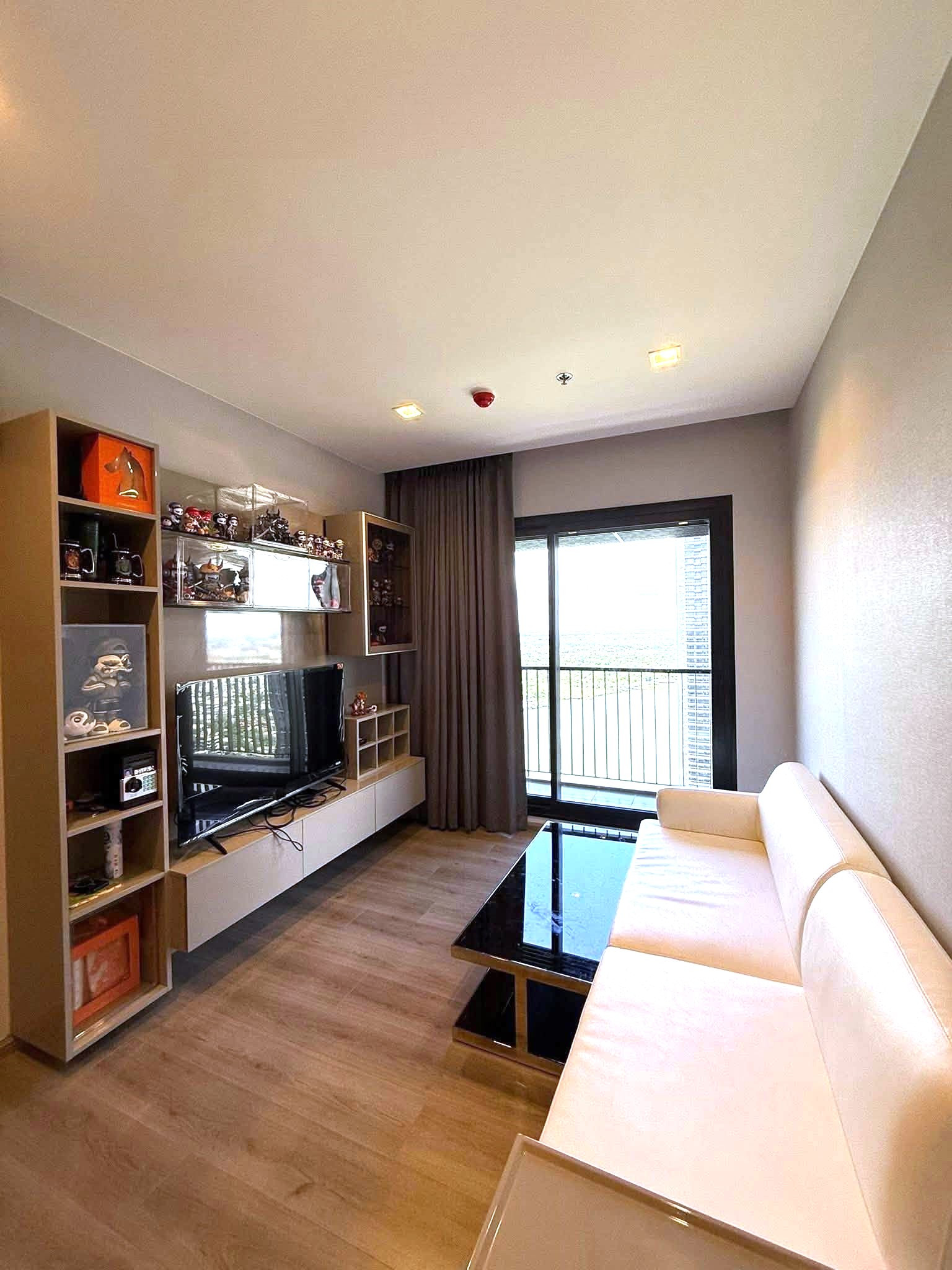 Condo for rent, The Politan Rive, new condo next to the Chao Phraya River. Area up to 61 sq m., 41st floor, beautiful Chao Phraya view, 2 bedrooms, 2 bathrooms, near MRT Phra Nang Klao Bridge, 830 meters.