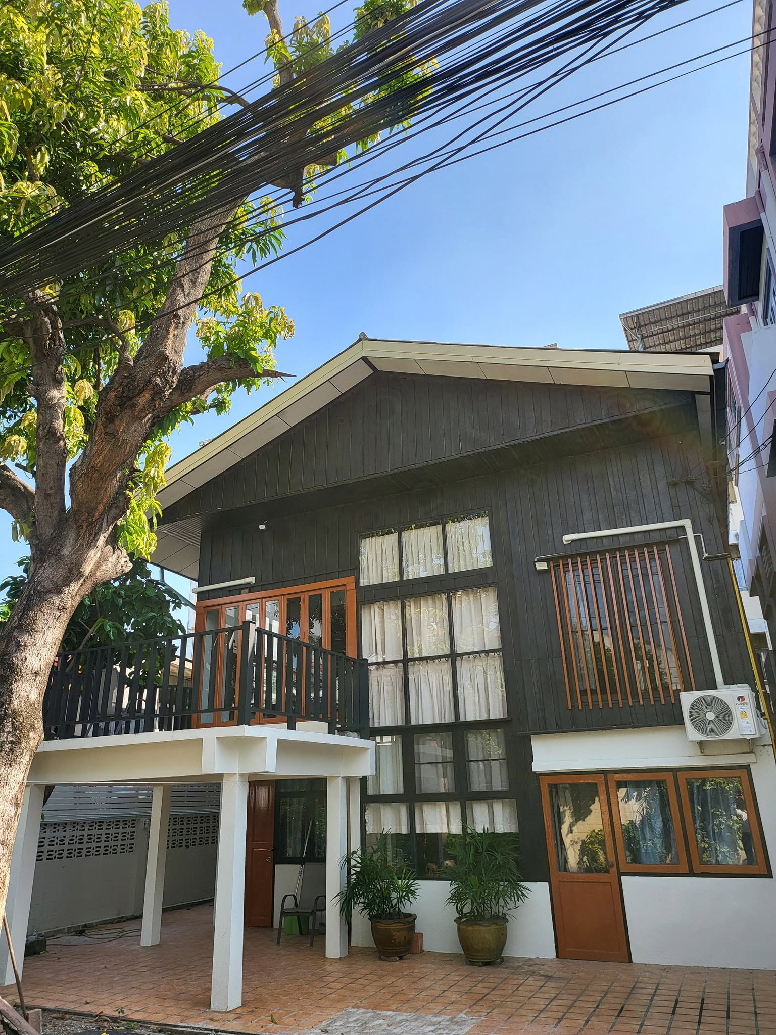 HR3880 2-story detached house for rent, classic Thai style house, near MRT Sutthisan, location in the heart of the city. Suitable for living or doing Airbnb.