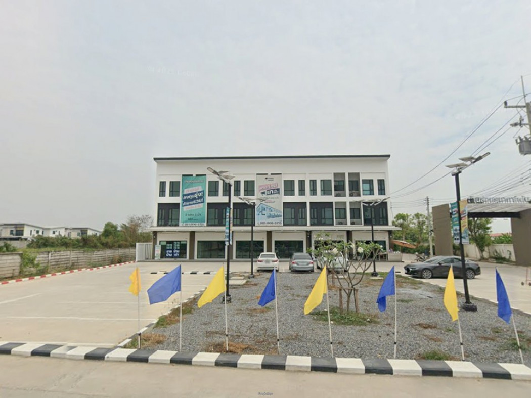 3-story commercial building for sale in Baan Suan Biztown. Plenty of parking space. Near Thong Sa-ard Night Market. Size: 16 sq.wa.
