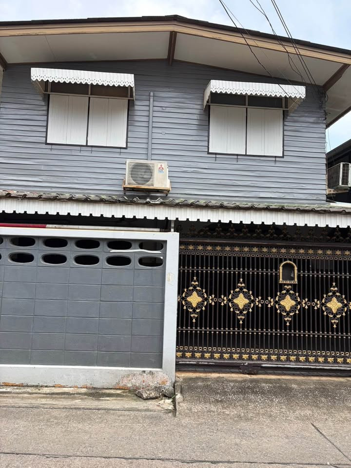 2-story detached house for rent, Lat Phrao 3 Road, good location near Union Mall, air conditioning, some furniture, 4 bedrooms, 2 bathrooms, rental price 25,000 baht. (Can register a company)