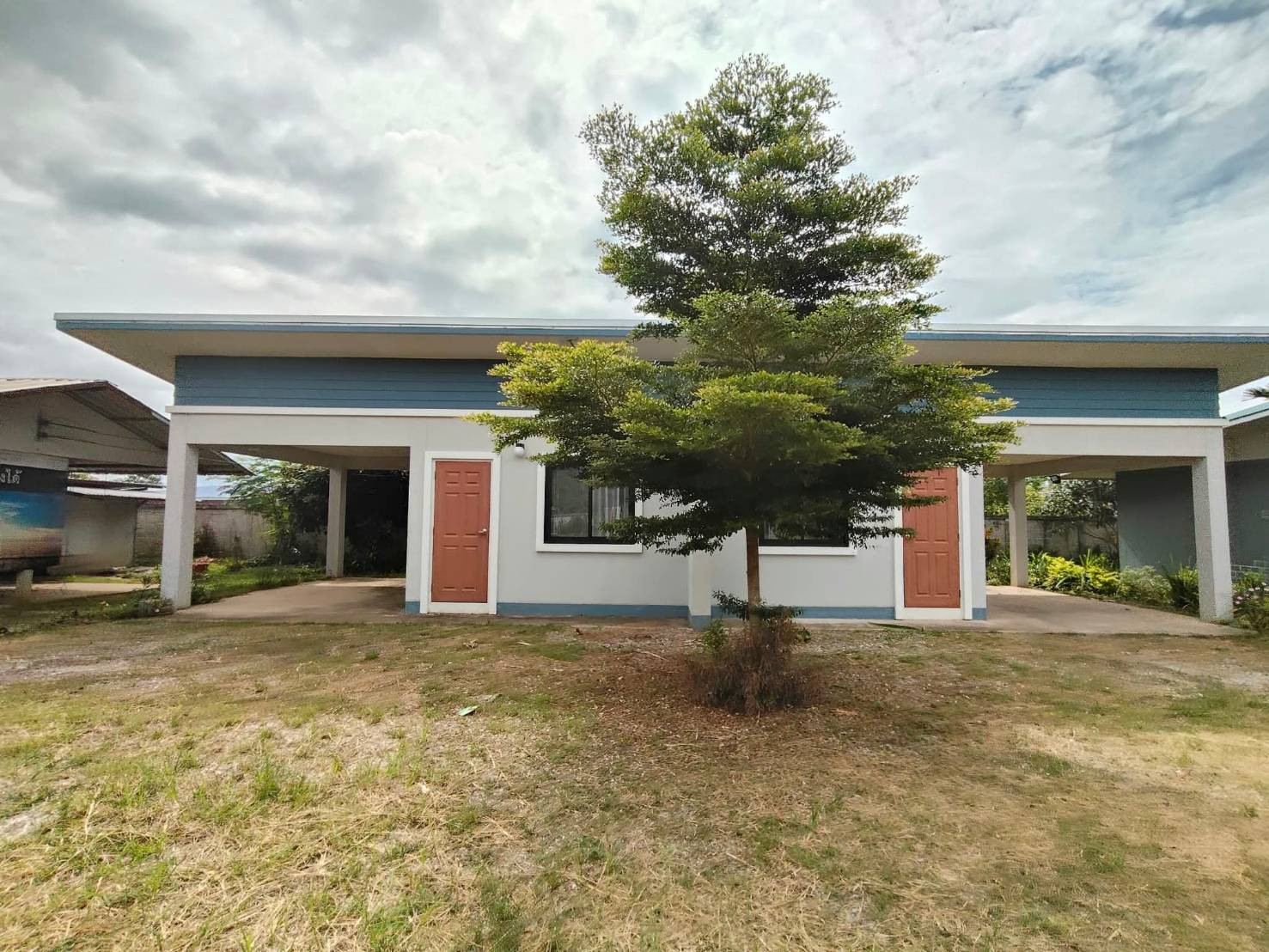 Selling very cheap!! Land with buildings 1-2-16.3 rai in a prime location, Fang District, Chiang Mai Province, next to the road leading up to Doi Ang Khang. Selling very cheap!! Land with buildings 1-2-16.3 rai in a prime location, Fang District, Chiang Mai Province, next to the road leading up to Doi Ang Khang.