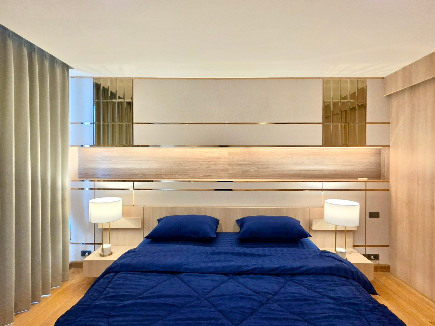 Condo next to BTS Phahonyothin 24, next to Central Department Store. Newly built Phahon Yothin, large room, renovated, ready to move in.