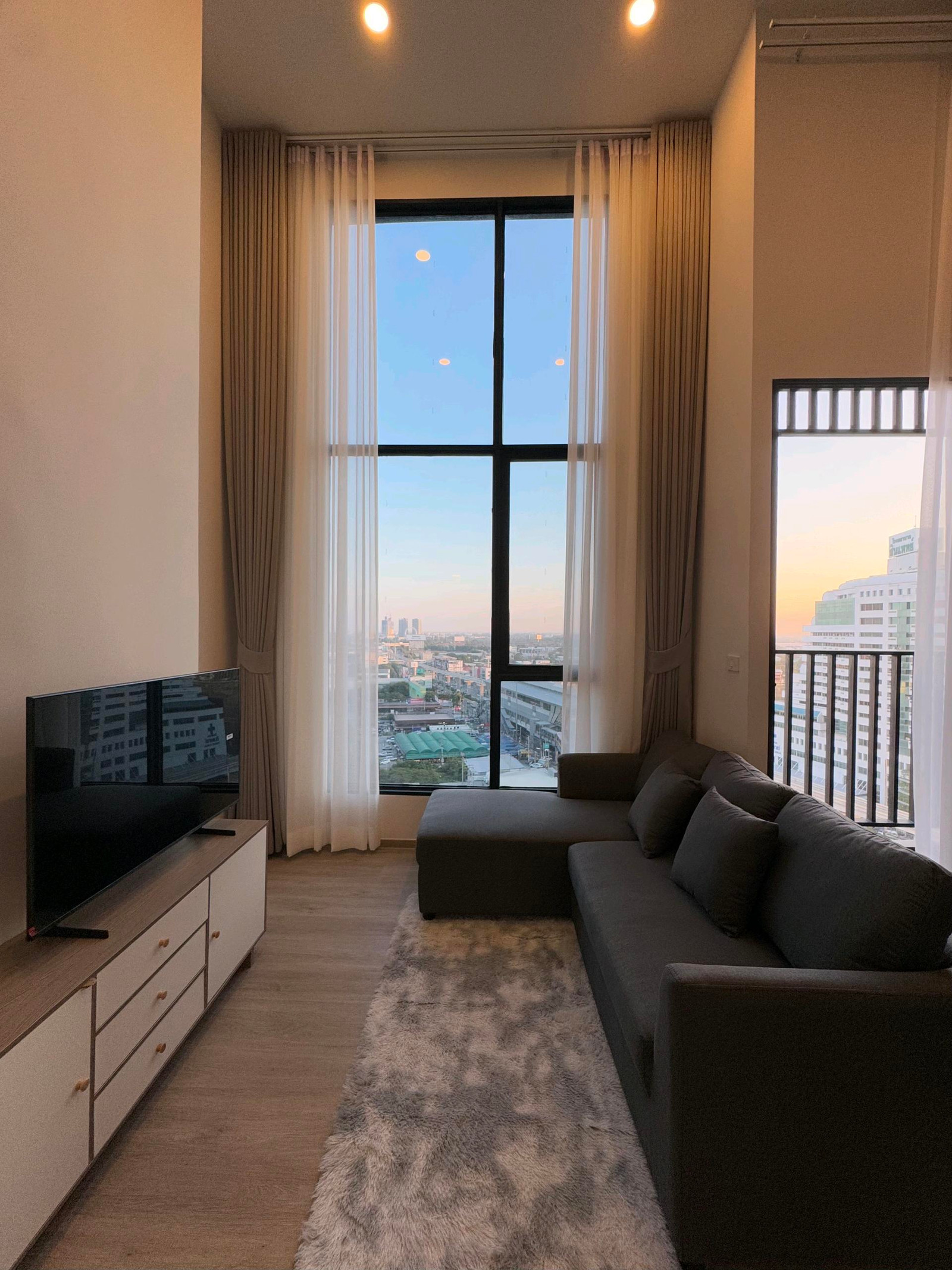 For rent: The Origin Plug&Play Ramintra, Building A, 12th floor, corner room, Duplex style.