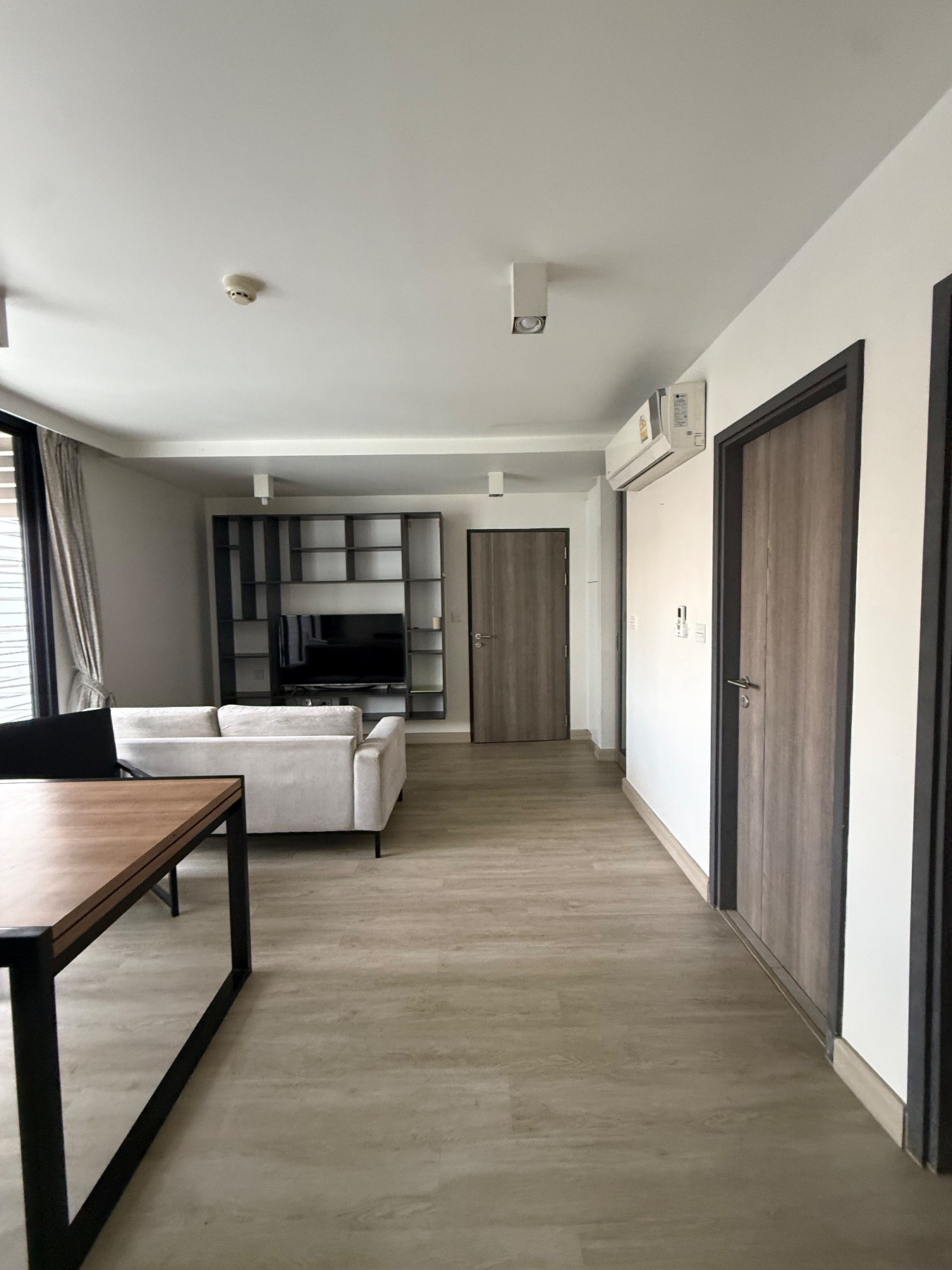 Pet friendly condo for rent, in Ruamrudee, 2 bedrooms fully furnished, ready to move-in