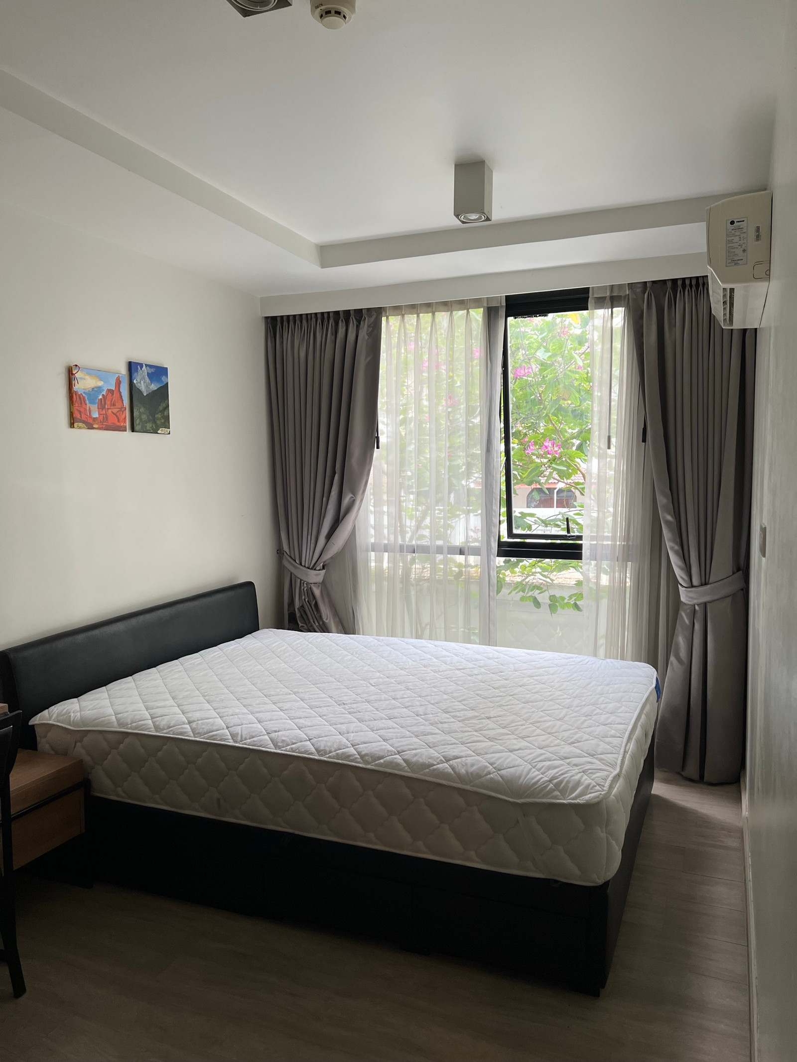 Pet friendly condo for rent, low rise in Ruamrudee, cozy and privacy to live but very good location, easy to access anywhere in Bangkok