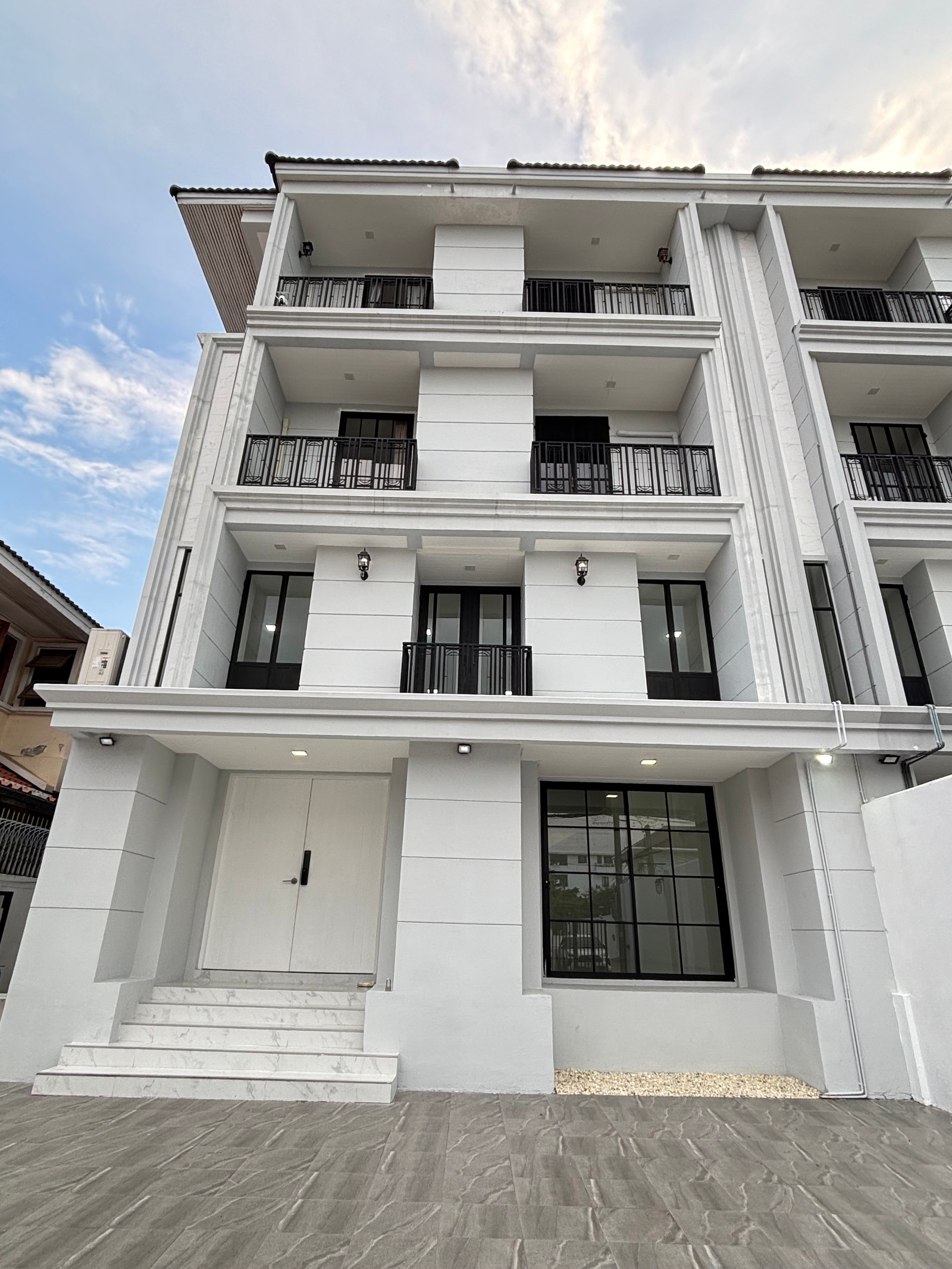 โฮมออฟฟิศ 3.5 ชั้น เฉลิมพระเกียรติ ร.9 ซอย 9 แยก 2 ใกล้สวนหลวง ร.9 | 74.5 ตร.ว. พื้นที่ 550 ตร.ม. 19.9 ล้าน รวมโอน