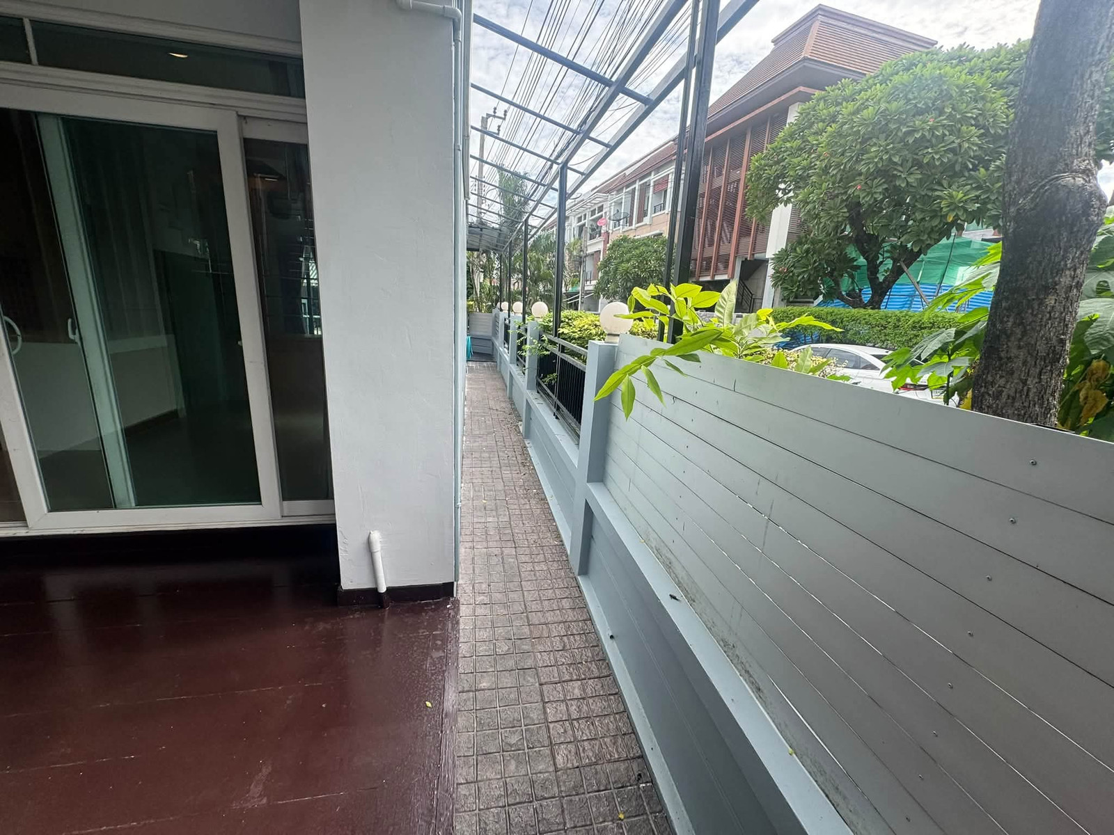 Location along Ramintra Expressway. Or Soi Pradit Manuntham 3, convenient to travel, suitable for both home office and residence, 3-story townhome, corner house, near Saeng Chan Brewery. Ekkamai-Ramintra, near Town in Town, Big C Ladprao, near internation – รูปที่ 2