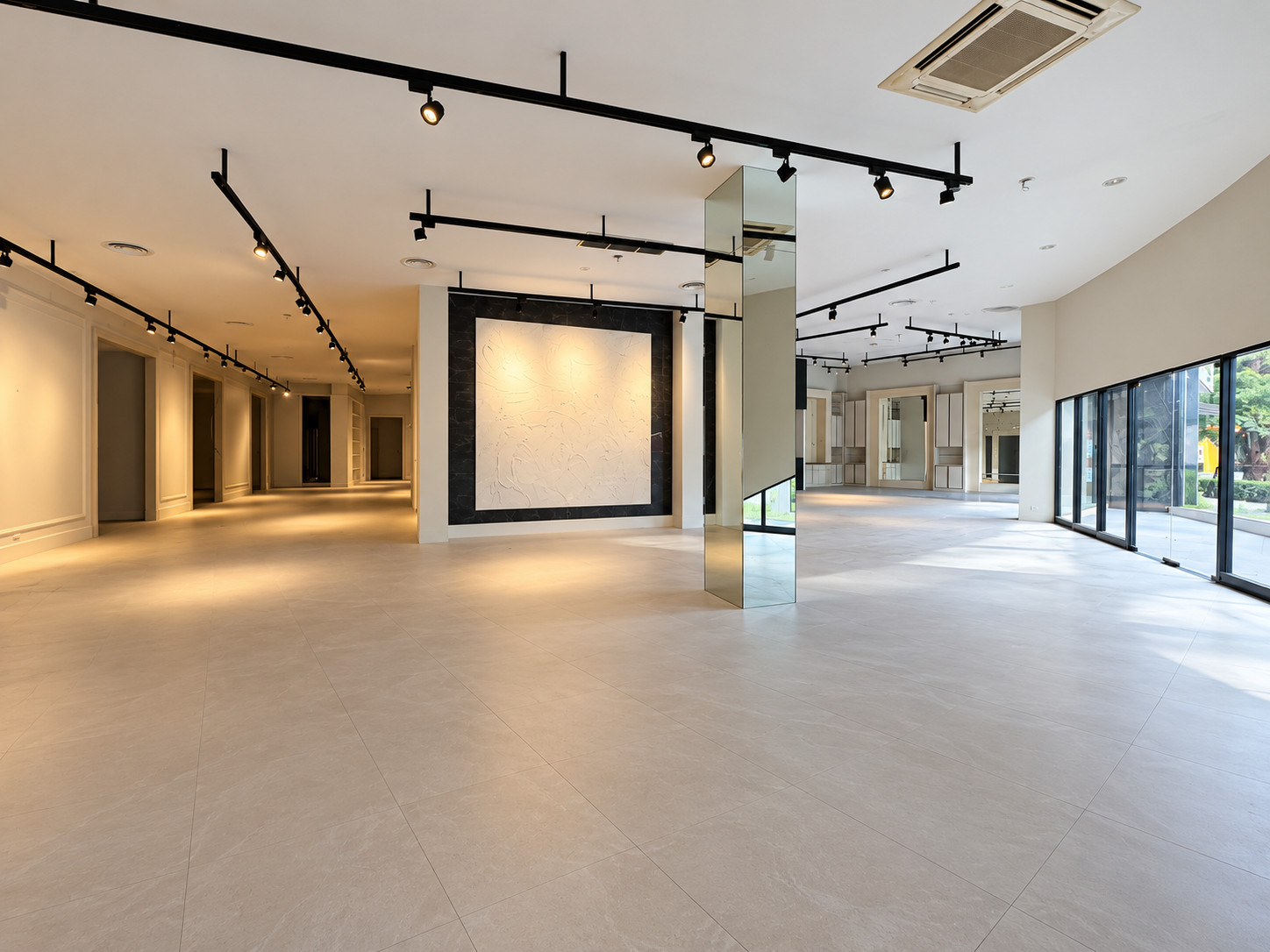 G-Floor High Ceiling For Rent in Phrom Phong Ideal for Showroom, Spa