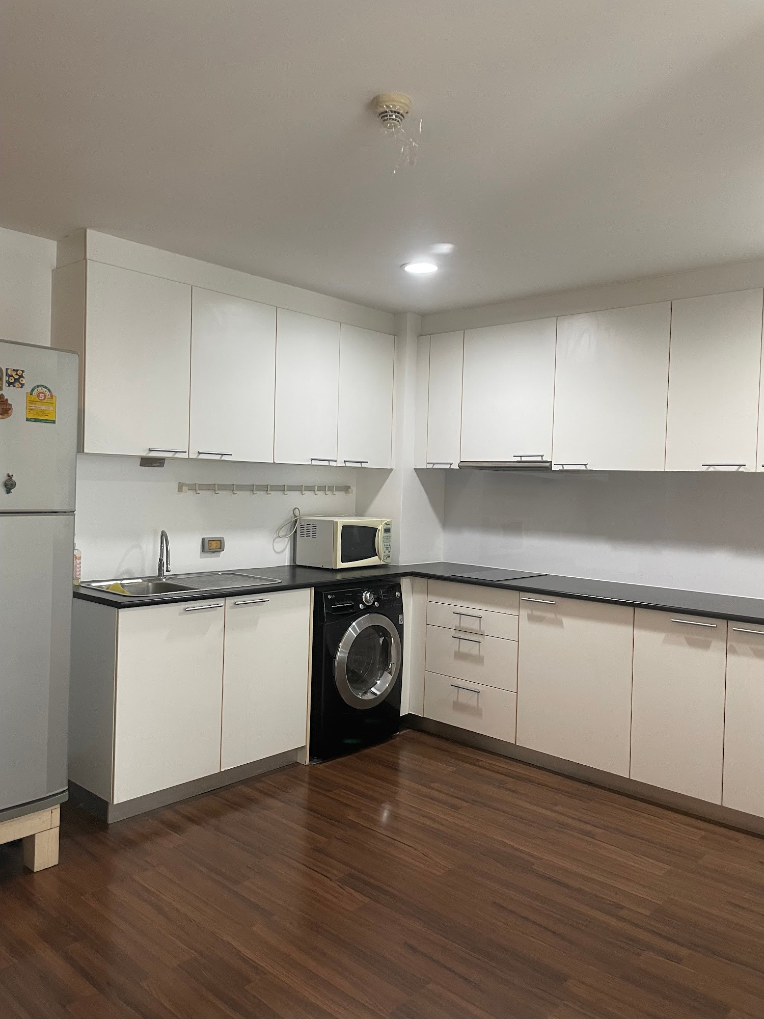 Urgent Condo for rent, D65 Condominium, good location in the heart of Ekamai, but a low rise condo, very peaceful, shady, beautiful room, good condition, ready to move in.