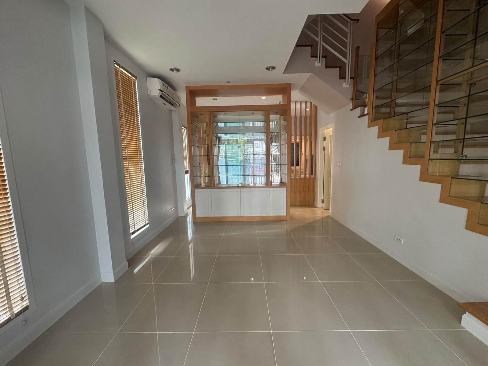 Location along Ramintra Expressway. Or Soi Pradit Manuntham 3, convenient to travel, suitable for both home office and residence, 3-story townhome, corner house, near Saeng Chan Brewery. Ekkamai-Ramintra, near Town in Town, Big C Ladprao, near internation – รูปที่ 4