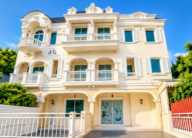 600 m.from MRT Phetkasem 48. 3-story townhouse for rent in the Sathorn-Kalapaphruek area located Fea