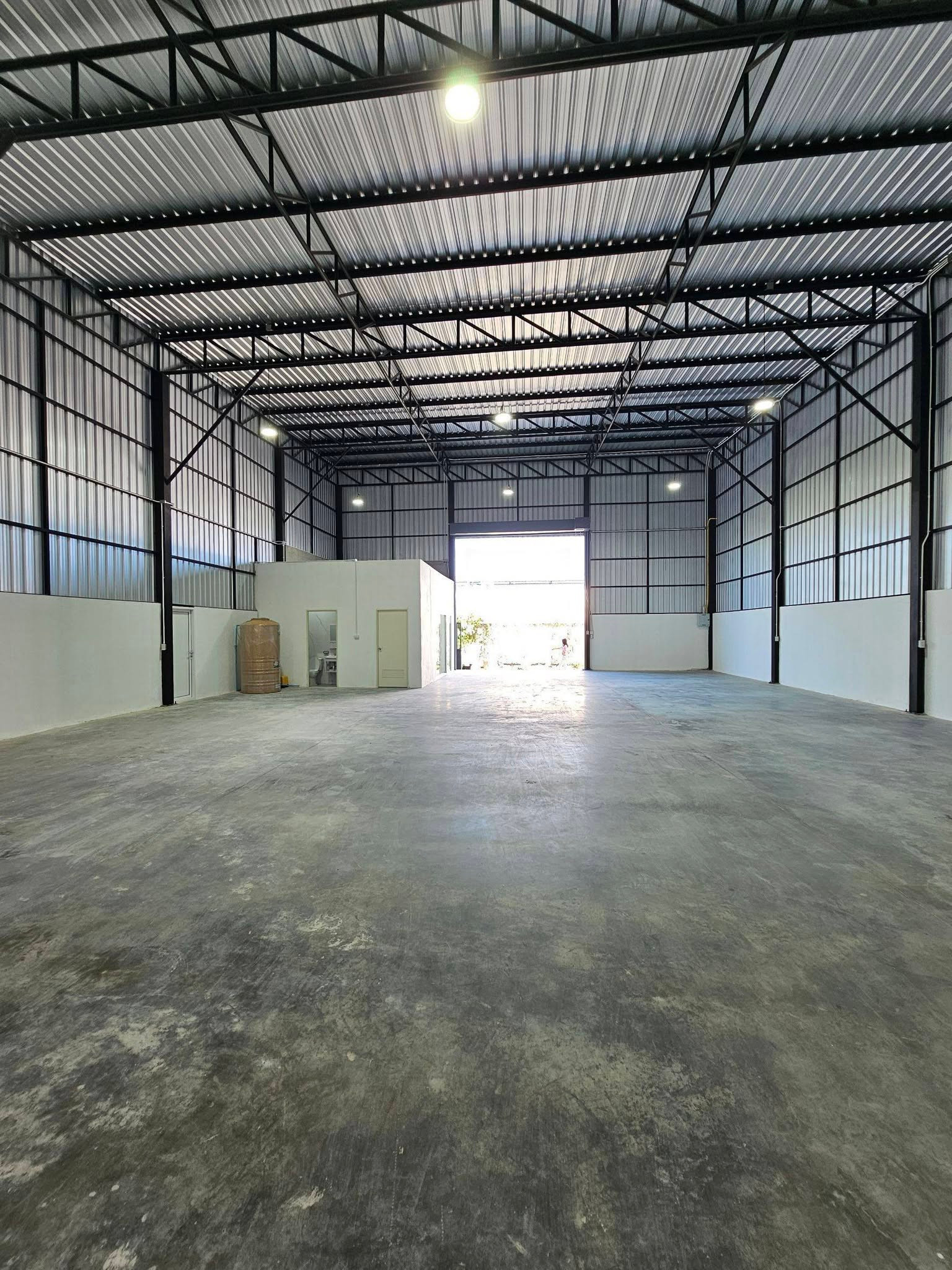 HR3877 Warehouse/warehouse for rent, On Nut 65, Intersection 9 (Prawet District), area 300 sq m. with office, 6-wheel vehicle, convenient entry and exit. Suitable for doing online business and stocking products. HR3877 Warehouse/warehouse for rent, On Nut 65, Intersection 9 (Prawet District), area 300 sq m. with office, 6-wheel vehicle, convenient entry and exit. Suitable for doing online business and stocking products.