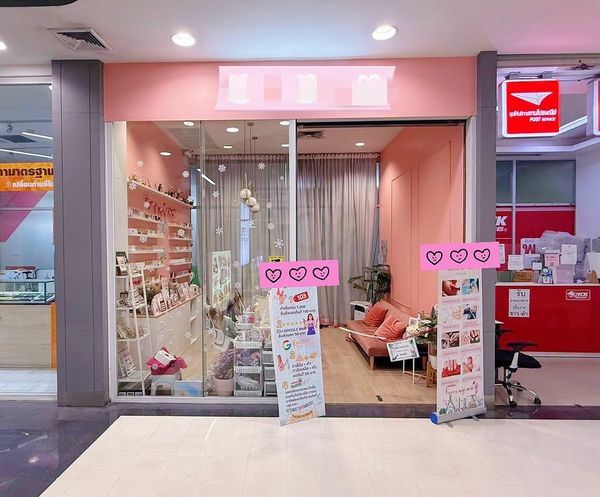 Nail salon for rent in Robinson Srisamarn, in front of the entrance, convenient to travel, has parking.