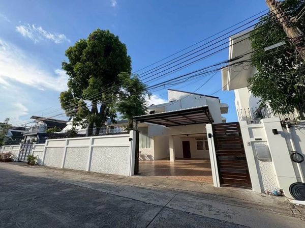 Single house for rent With swimming pool, 5 bedrooms, Ratchada-Huai Khwang, near KIS School.
