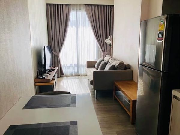[Prime location, right across from Robinson!] Keen Condo Sriracha for rent, 41 sq.m., 22nd floor