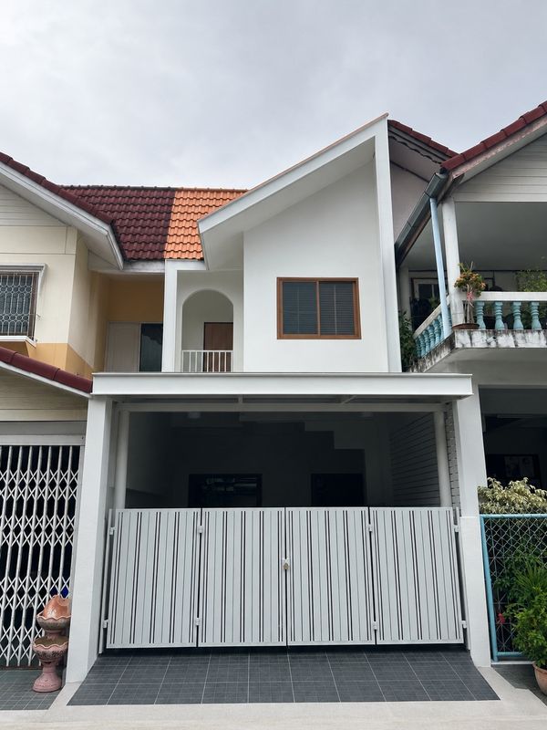 (Code HR402) Townhouse for sale, Ramintra 40: Townhouse, Soi Ramintra 40, Intersection 8 *Newly renovated